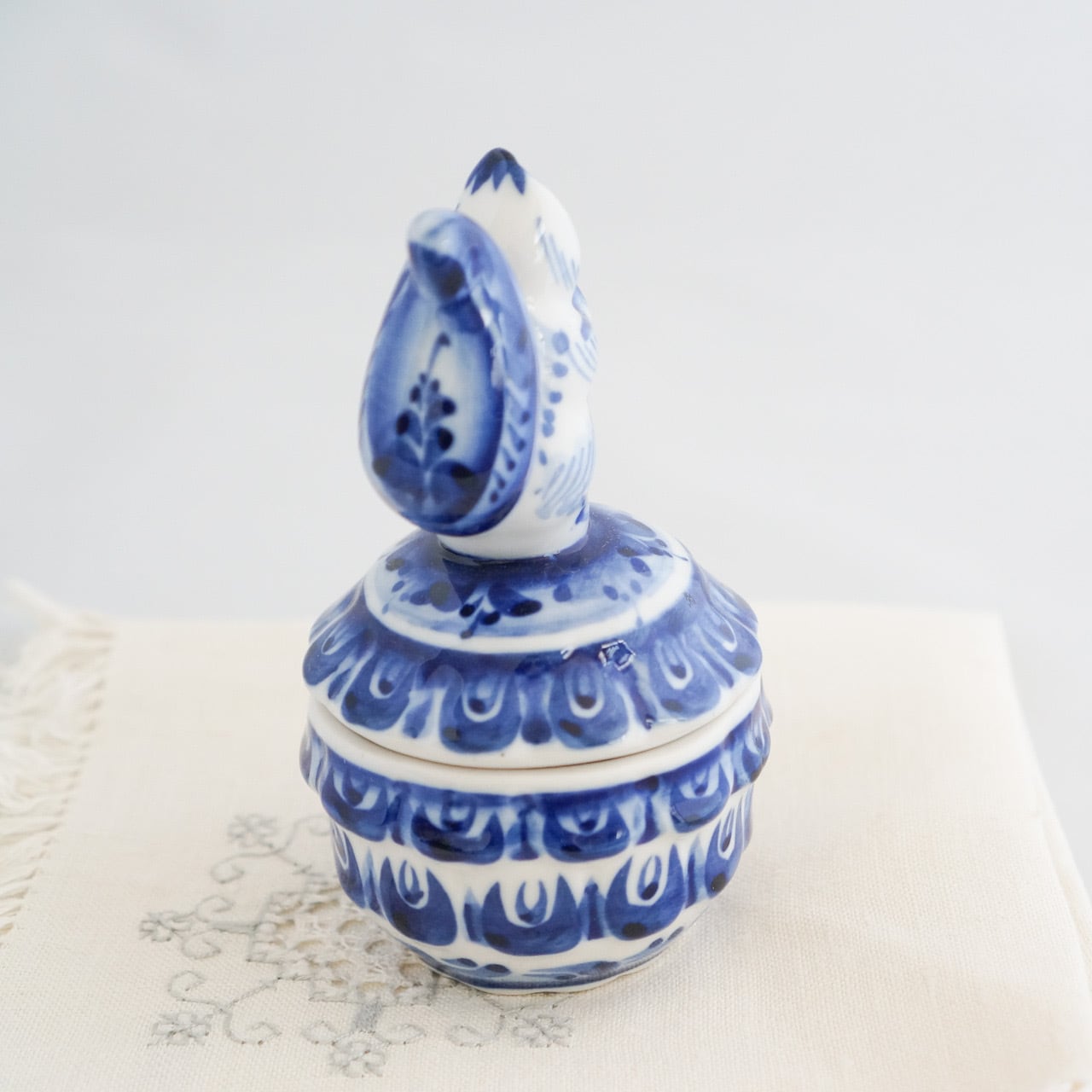 ロシアのグジェリ陶器 リスの小物入れ（丸） | Anneli folkcraft