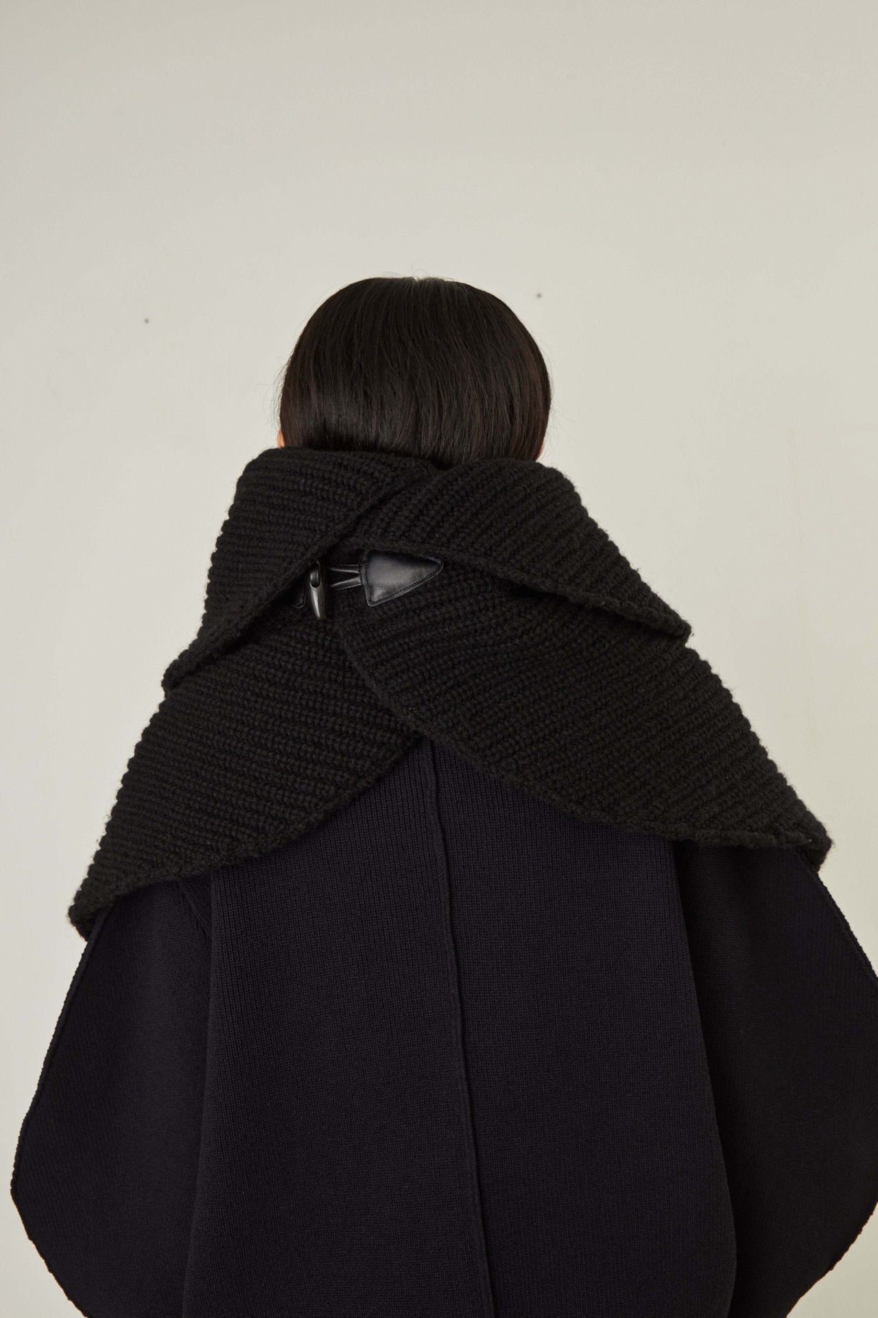 i’m here - Knit Snood（Crepe Wool-like） ：Black｜サークル状／片畦編み／ダブルジップ／ホーン・トグル／レザーパーツ