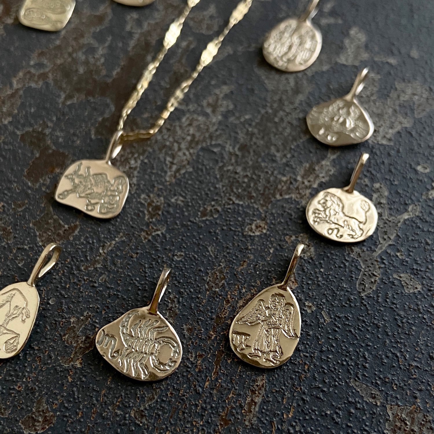 THE CONSTELLATIONS / 10金製 12星座のペンダントトップ | Mano Pigra