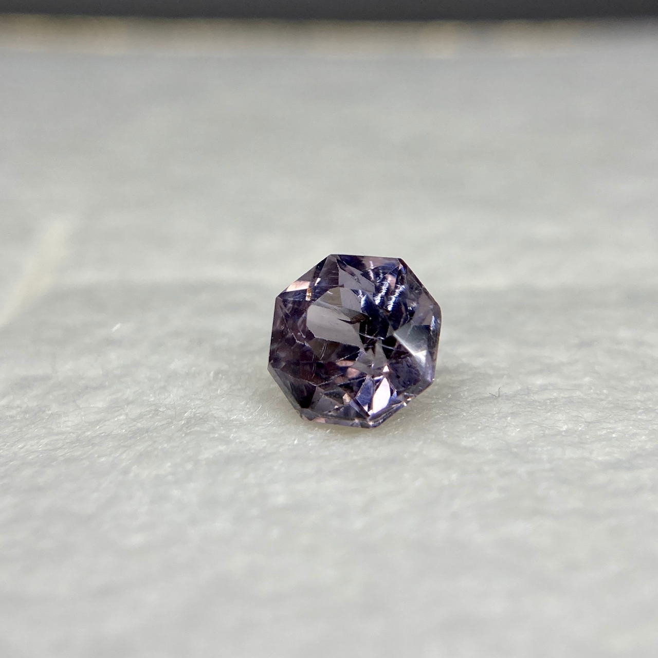お花みたいなスピネル 訳あってお買い得 グレー系 約5.1mm r-0204