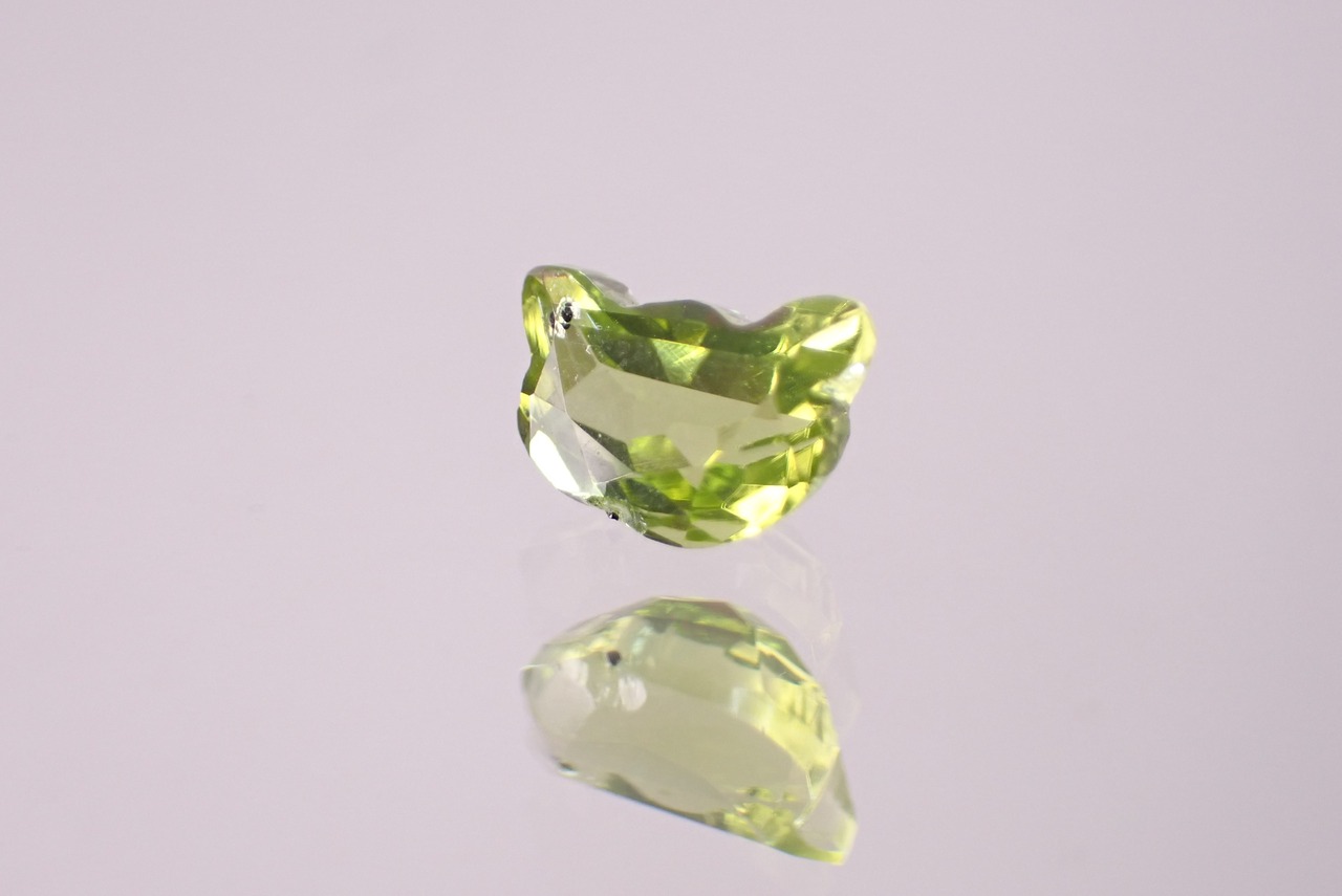ペリドット(猫カット)　0.72ct　[D2-411]