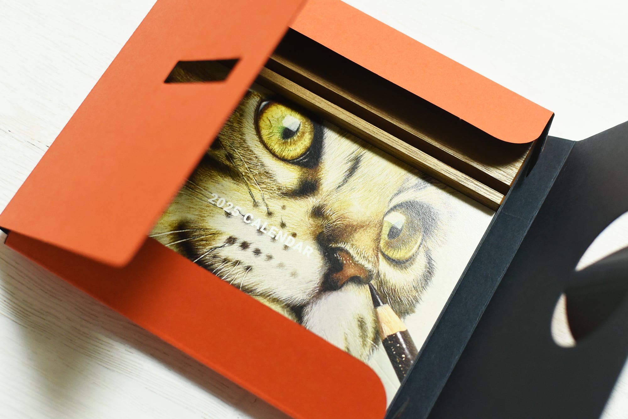2025年ハガキサイズ卓上カレンダー[プレミアムスタンド]