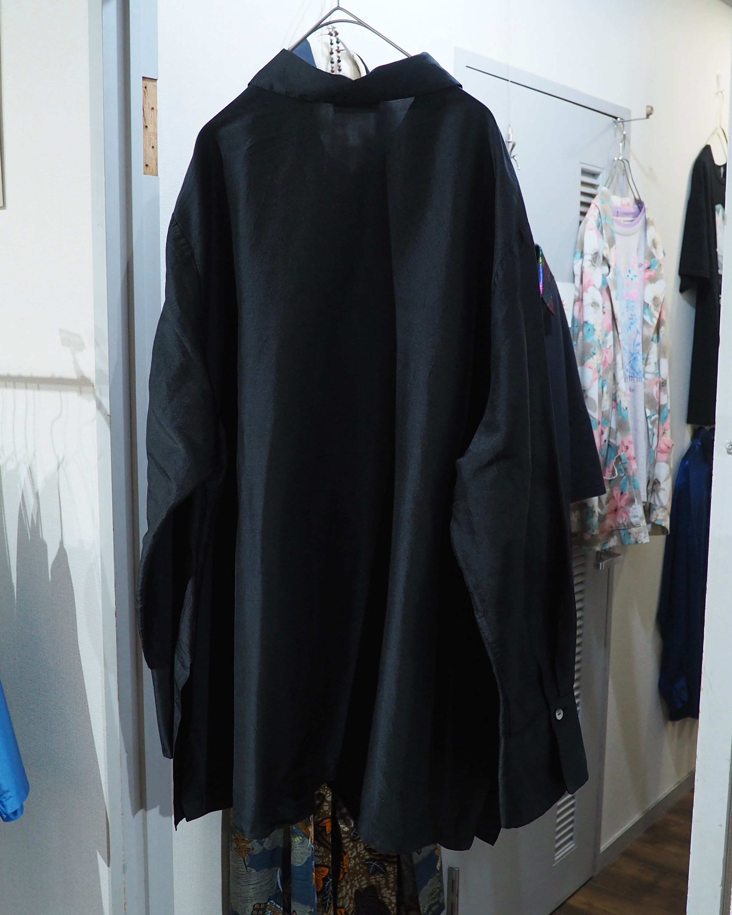 Black Glossy × Wrinkles processing vintage Over silhouette Silk shirt