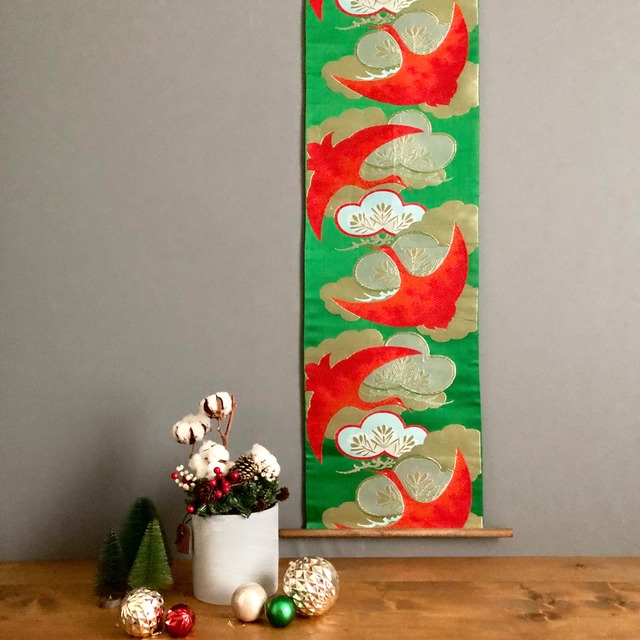 帯のタペストリー　鮮やかな緑に赤の鶴　着物リメイク インテリア　クリスマス　正月飾り　掛け軸