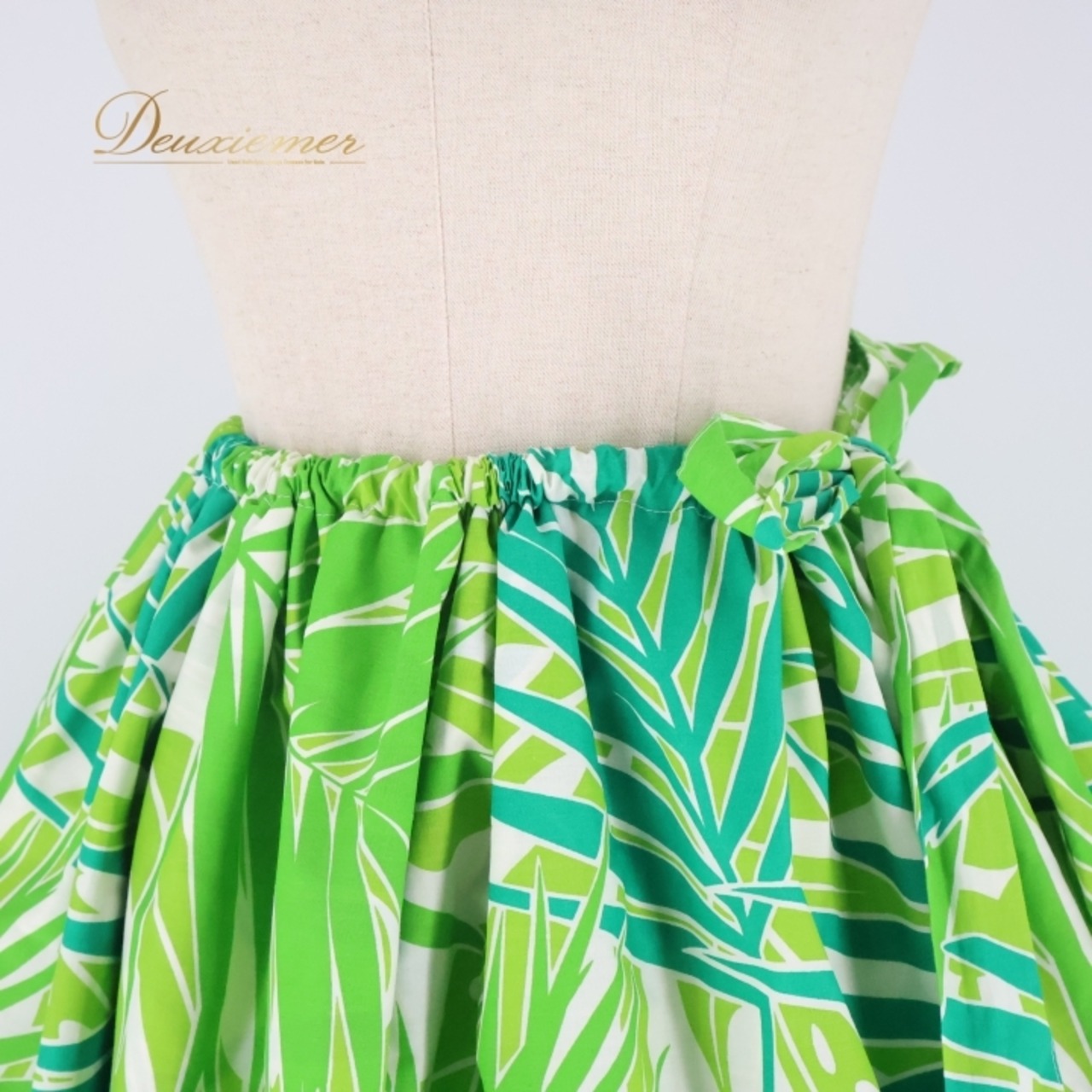 フラダンス 衣装 パウスカート グリーン系 ブルーヘブンカンパニー ハワイアンプリント 植物柄 パームリーフ BLUE HEAVEN COMPANY アロハ フラ ダンス レッスン 練習 ハワイアン リボン さわやか 鮮やか 華やか かわいい おしゃれ 上品 ホワイト系 緑 黄緑 白 パウスカート フラダンス衣装 ハワイ アロハシャツ スカート 夏リゾートビーチ カジュアル リゾートファッション パームリーフプリント ファッションアイテム 明るい色合い 大人の女性用 おしゃれなデザイン