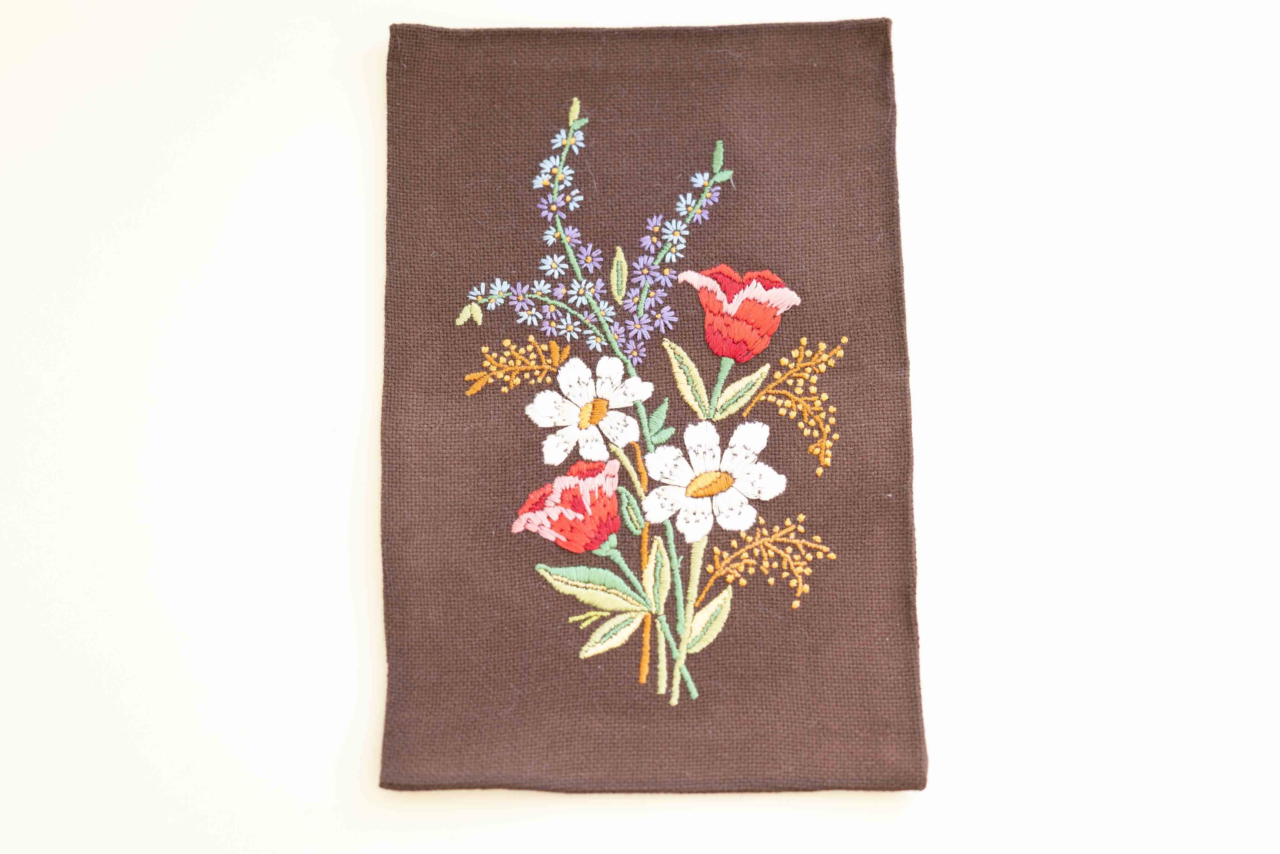 絵画のように仕上げられた手刺繍の壁掛け　壁にかける用のリング付き