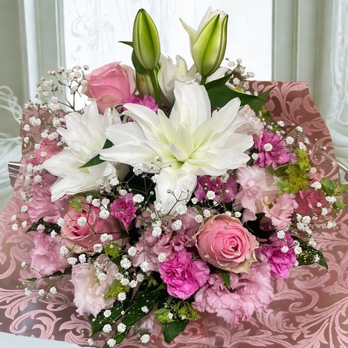 【季節のお花】白いユリ入りアレンジメント 画像