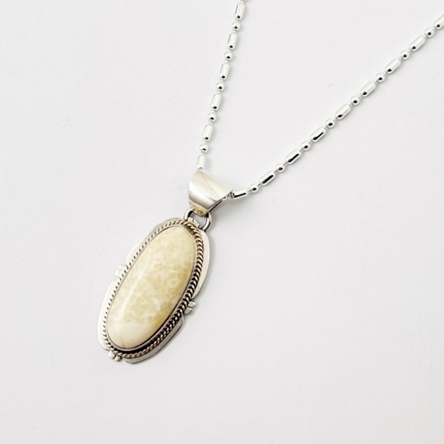 《Indian Jewelry 》   ウォーラスアイボリー Mサイズ  各一点物ネックレス (チェーン オプション)