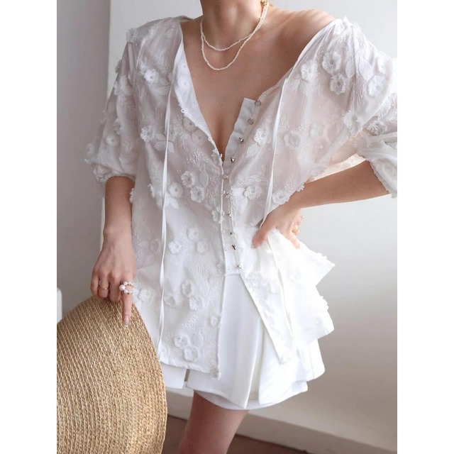 フラワーホワイトVネックシャツ　20831