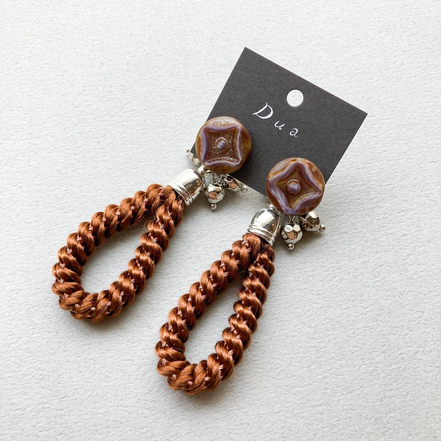 菱形模様のチェコビーズと茶色ロープの〈ピアス/イヤリング〉 | Dua