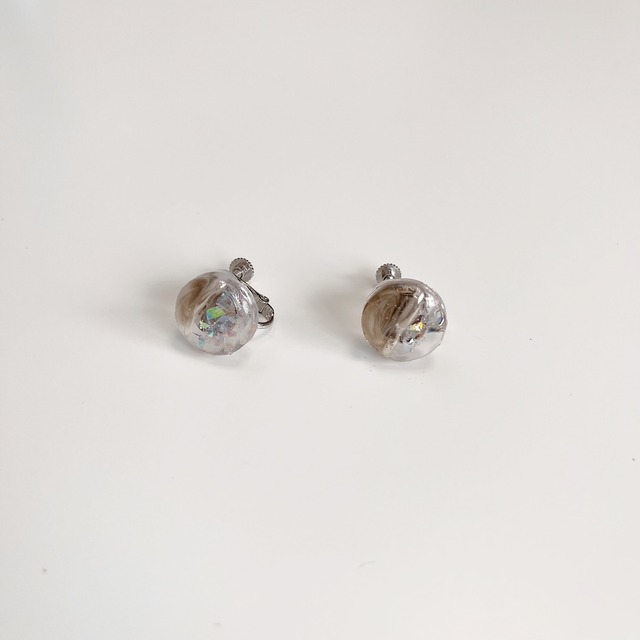 マーブル×クリアのバイカラースタッドピアス／イヤリング｜ブラウン｜画像4
