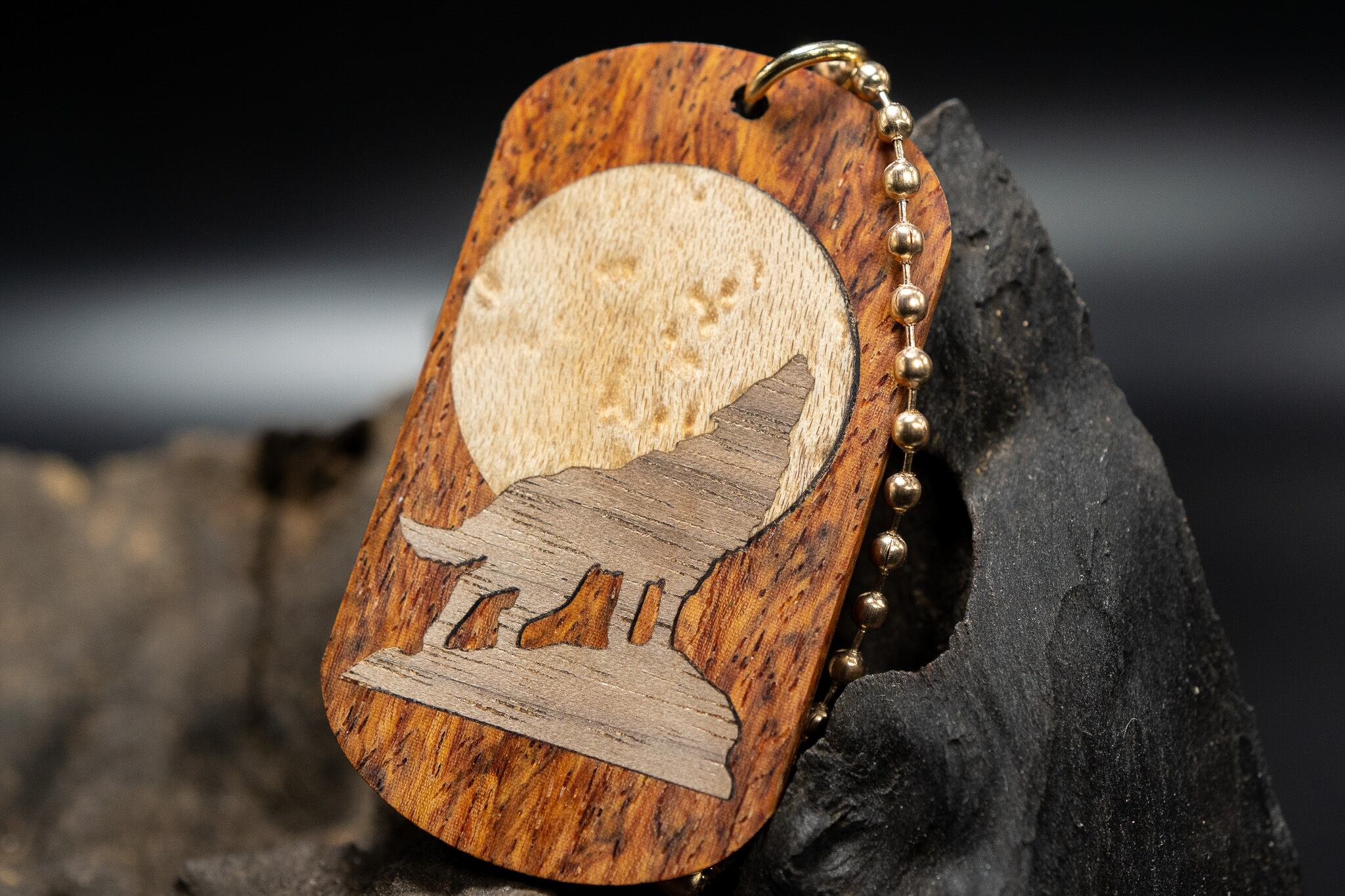 【最高峰の鳥眼杢】バーズアイローズウッド ドッグタグ 象嵌 月と狼