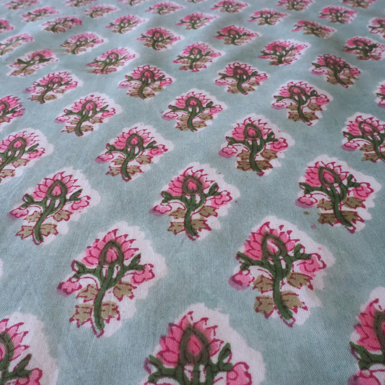 ブロックプリント生地【50cm単位】インド綿 小花柄 ブルーグレー×ピンク #36772-BL2