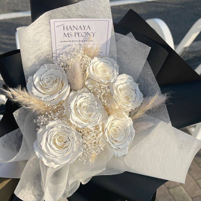 monotone preserved flower mini bouquet