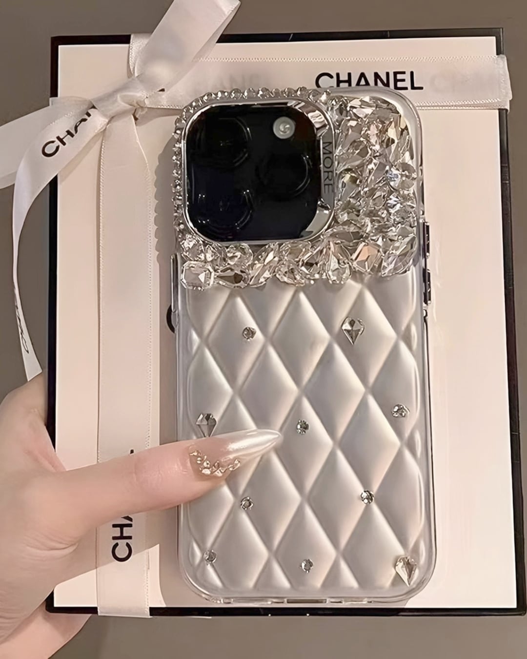 キルティングシルバージュエルスマホケース 24A12065