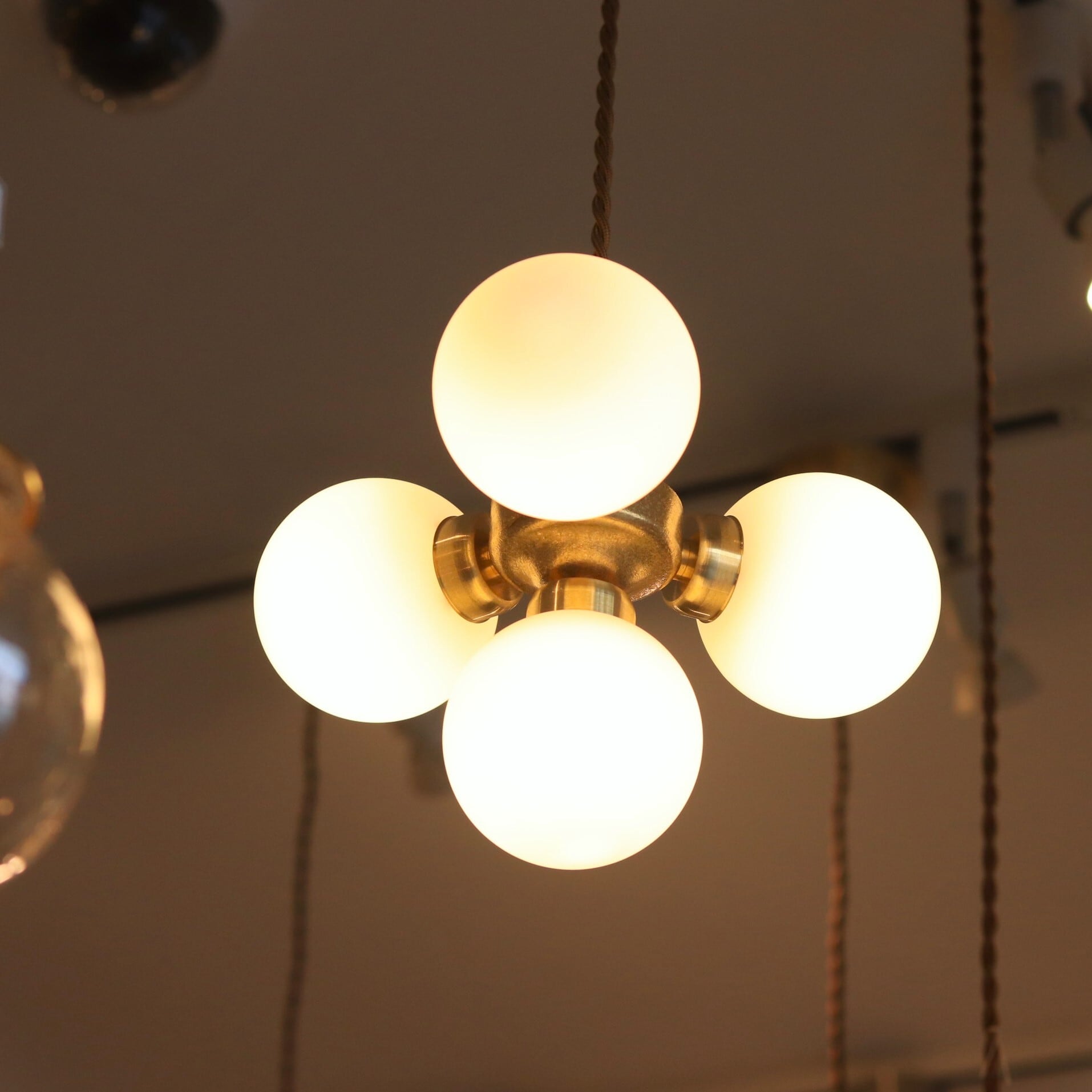 照明】ホワイトガラス4灯シャンデリアペンダントライト | ジーフラット