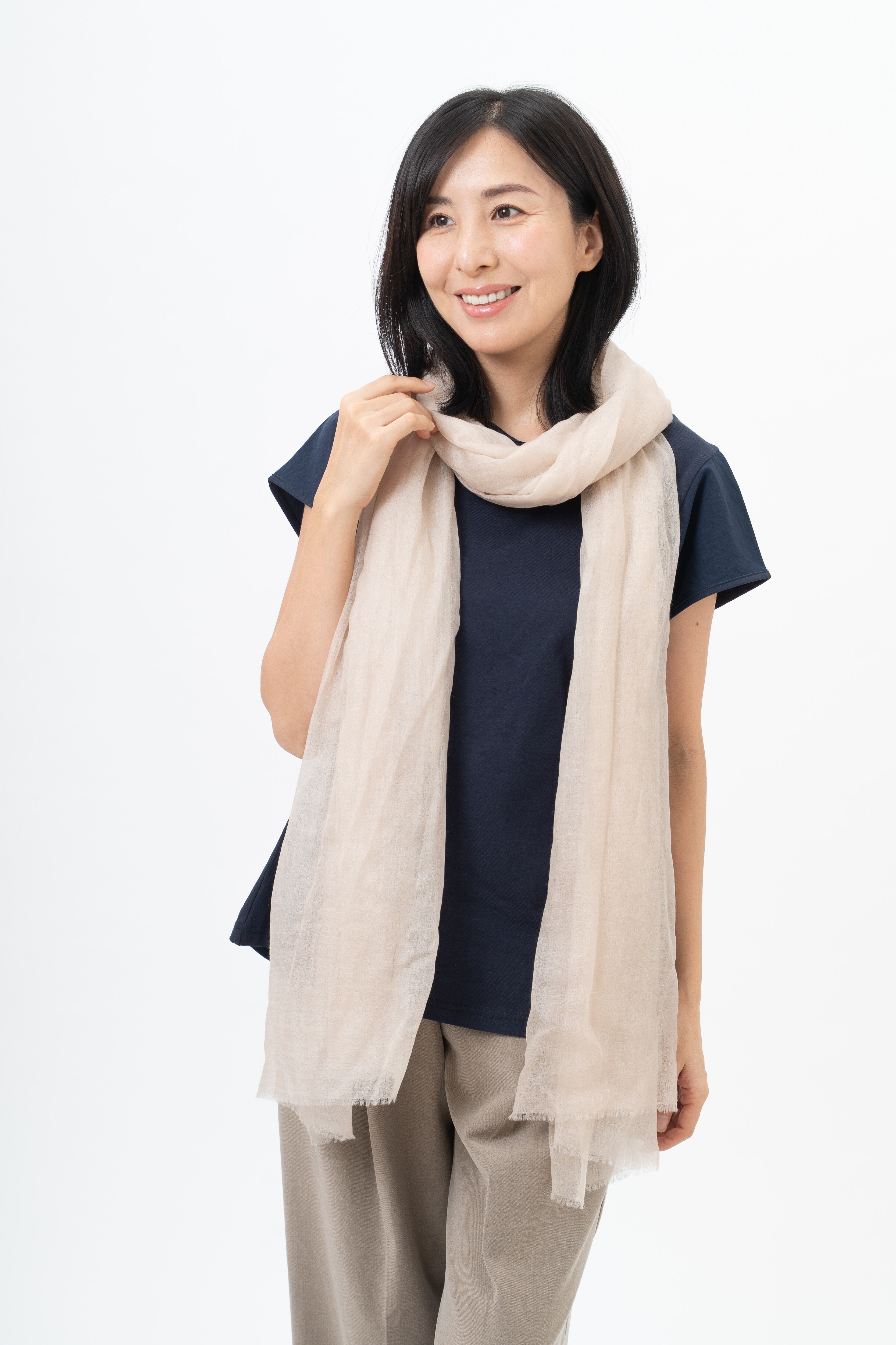 手のひらサイズに収まる、カシミヤ100%薄手ストール Tango - タンゴ/サンドベージュ 幅100cm×縦230cm(本体部分)+1cm×2(房部分)