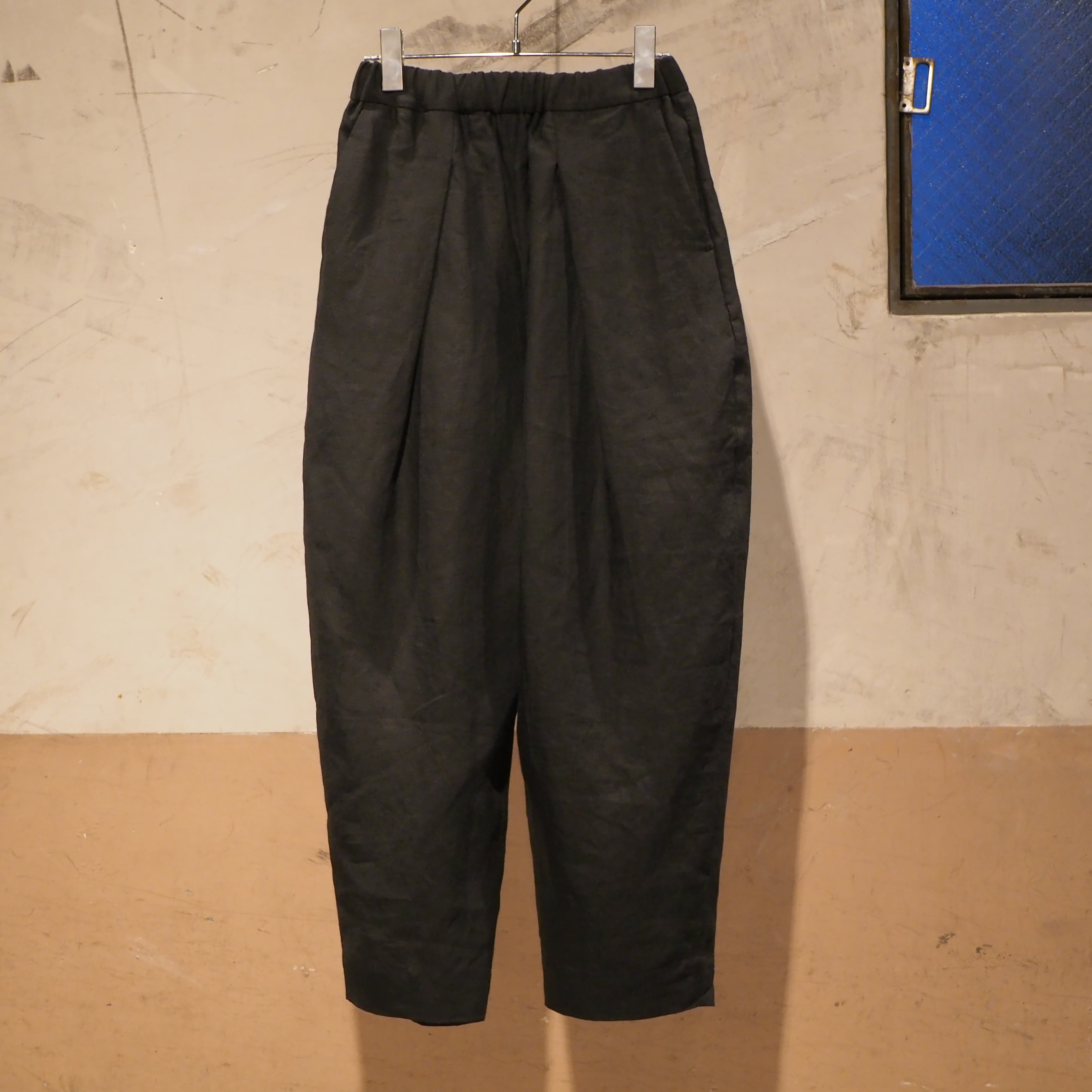 WIDE TUCK EASY TROUSERS/SULFER DYED LINEN/BLACK【結-yui