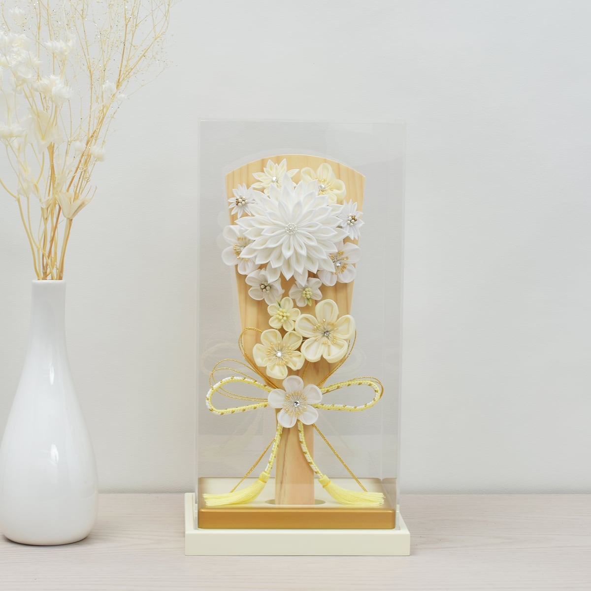 羽子板飾り 【淡雪】|おしゃれ|モダン|今どき|コンパクト|スタイリッシュ|つまみ細工|正絹|白い羽子板|粋