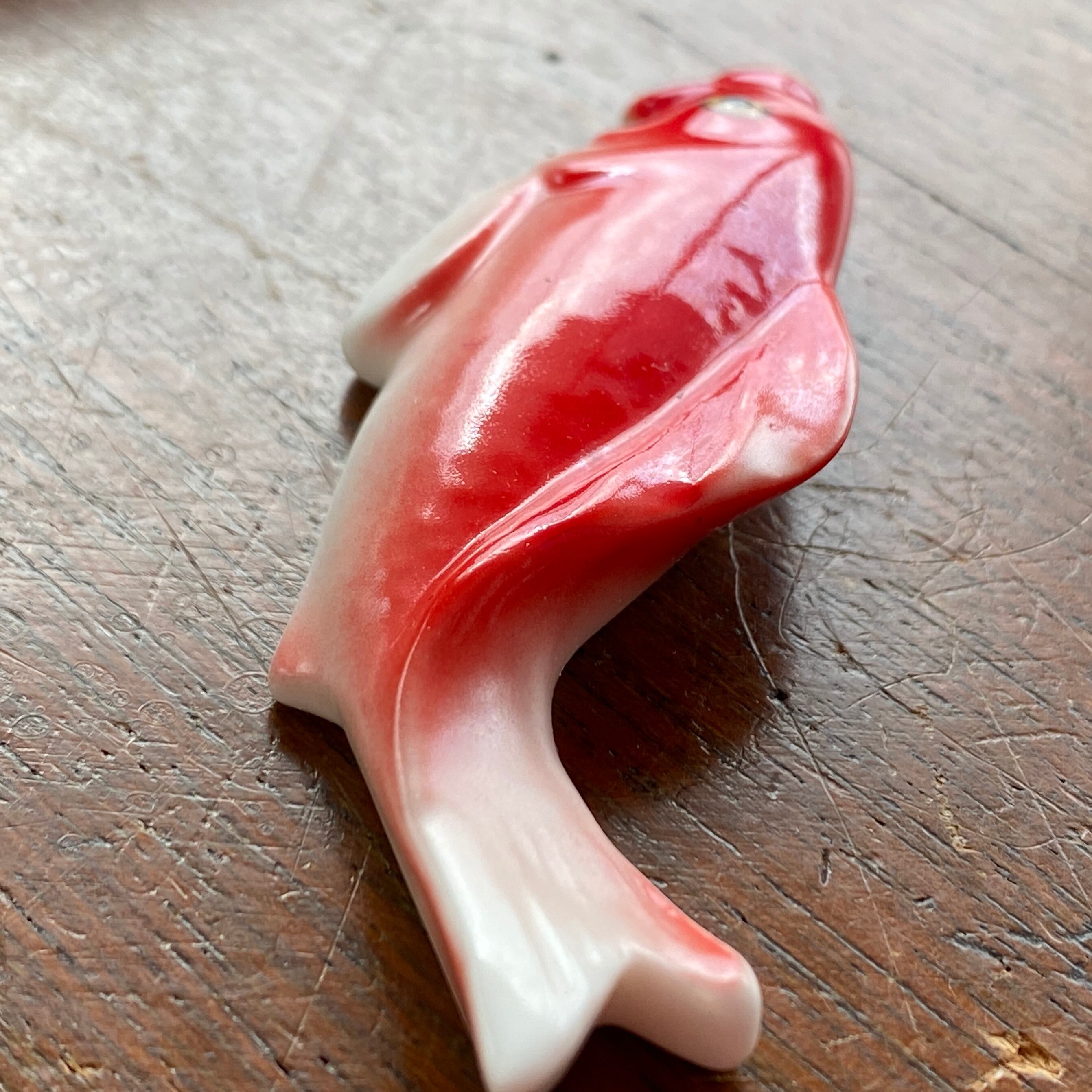 アンティーク　日本陶器　ボーンチャイナ緋鯉の帯留め