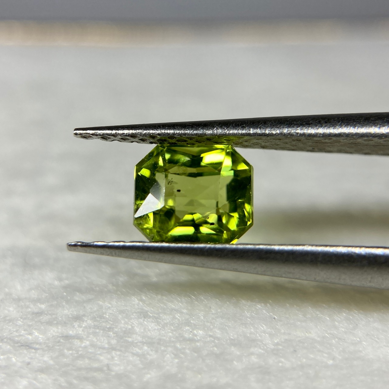 ペリドット 約0.75ct 約4.7*5.4mm H3.9mm r-0432
