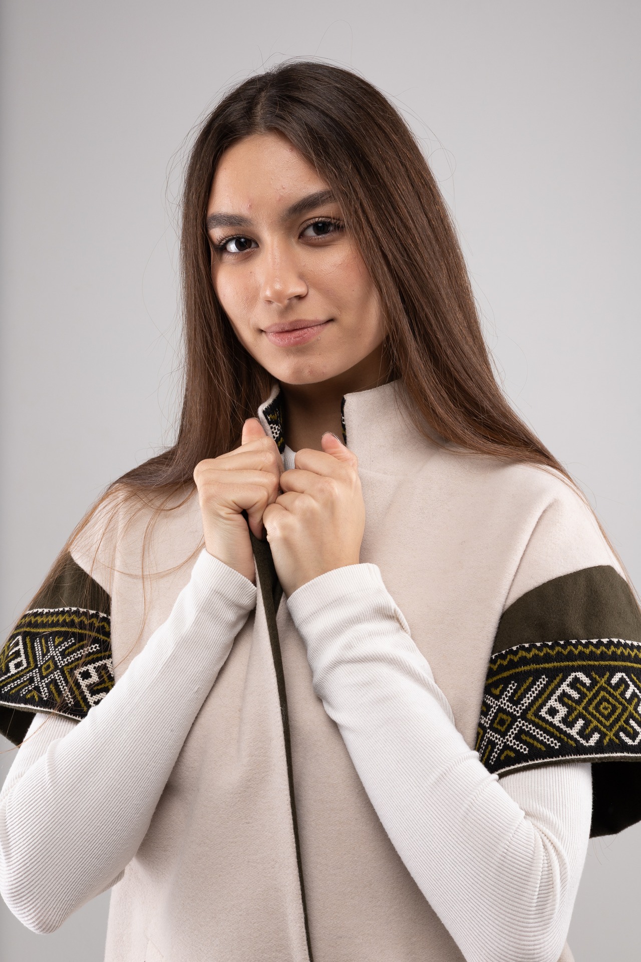 ウクライナ産プレミアムウール100%スリーブレスジャケット（白）平行縫い　手刺繍 - 5