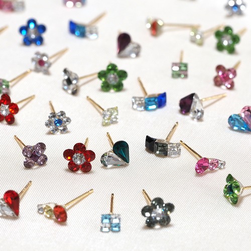 K18 スワロフスキー ピアス レディース アクセサリー プレゼントにもどうぞ 小箱、La Terre表参道のショップバッグ付き