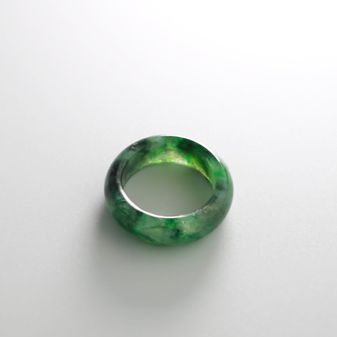 エメラルドの高貴な濃緑のかがやきが上品なデザインリング　K10YG　サイズ9号