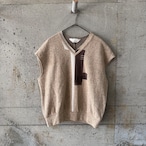 Beige paint pattern knit vest