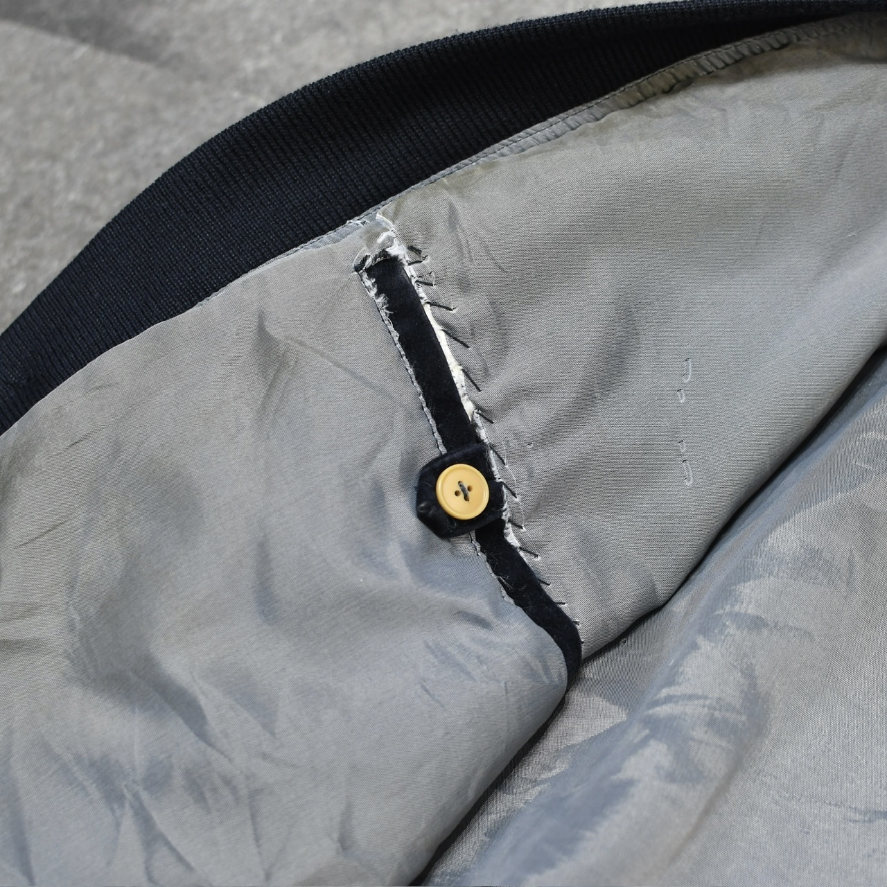 switching design velour blouson