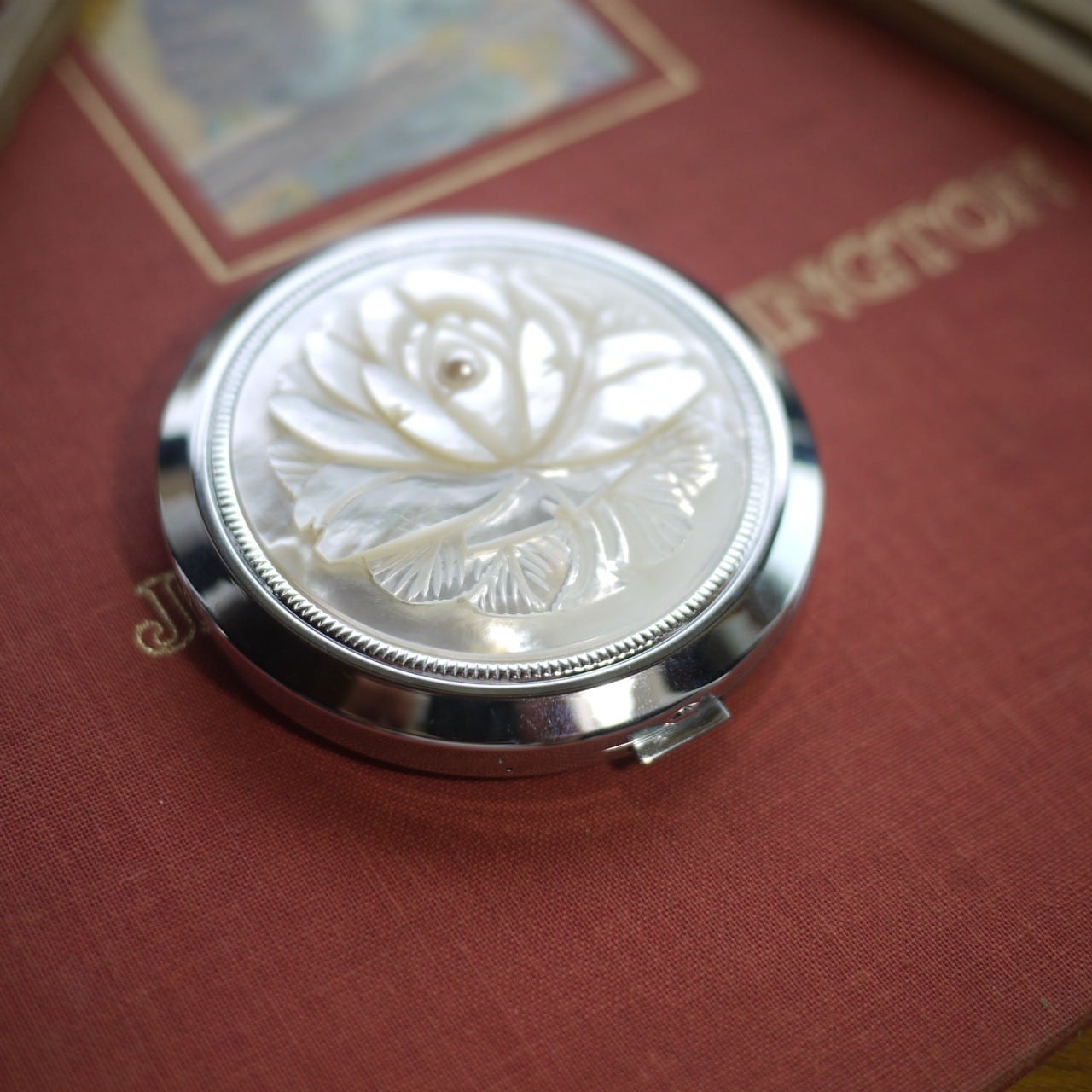 Madoleya マザーオブパールコンパクト