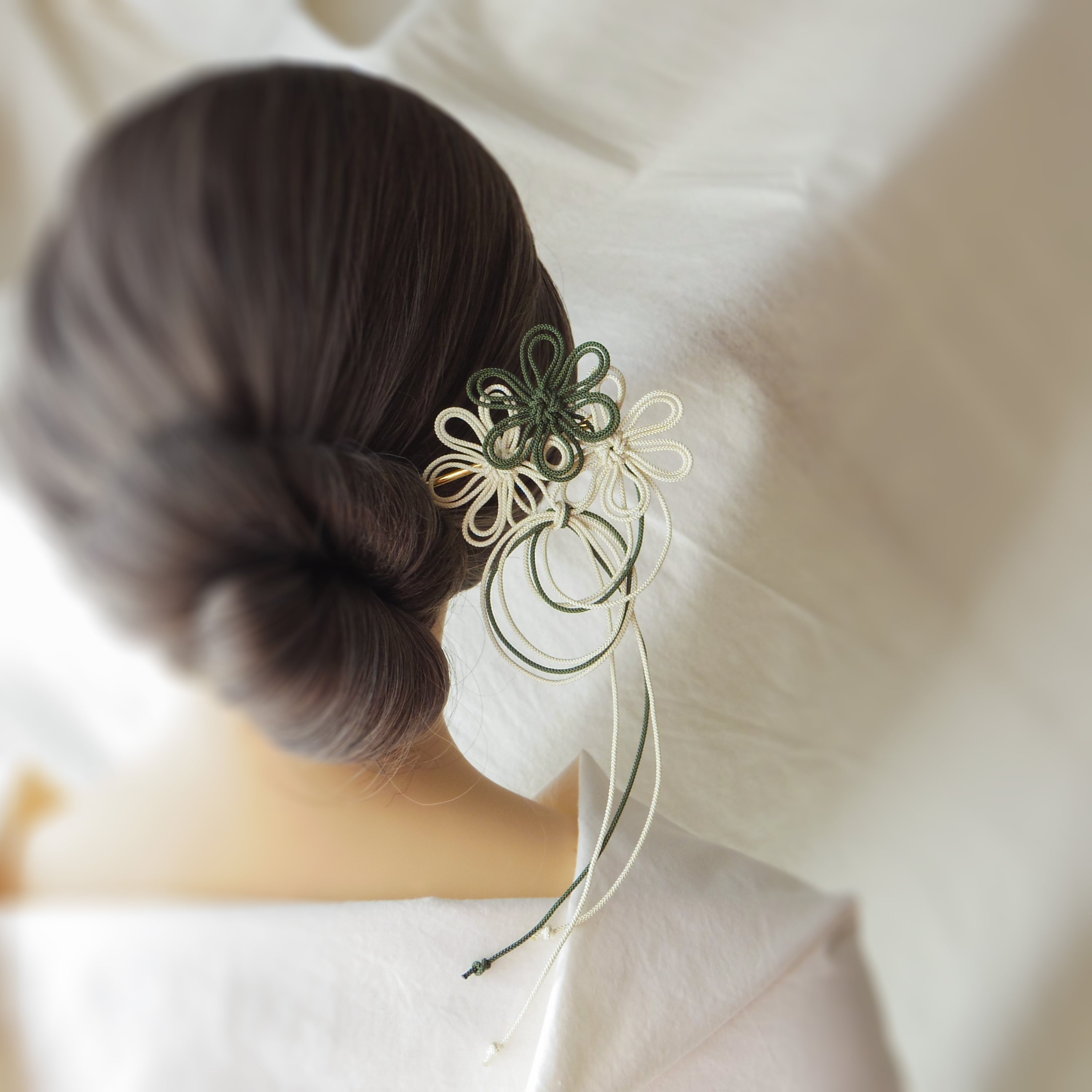 飾り結びかんざし「薫り満つは」(アイボリー×深緑)【軽量】浴衣・着物・フォーマルの和装ヘアに。