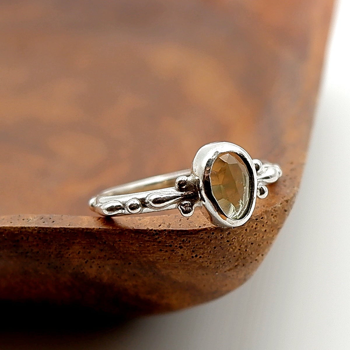 モルダバイトのデザインリング 12.5号 ～宇宙のロマンを秘めた石