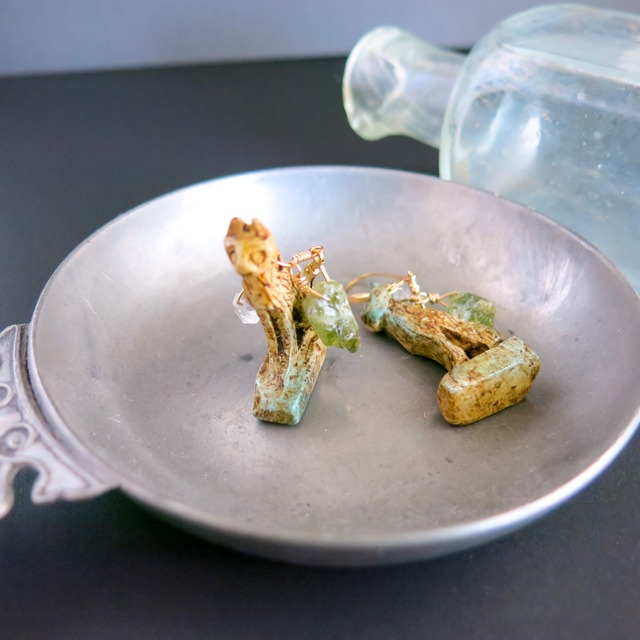 手彫りエジプシャンキャットストーン×ハーキマーダイヤモンド×原石ペリドットのピアス