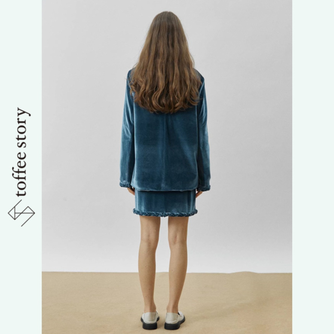 青影に光が走る刻印：ラペルショートコート《XU0268》