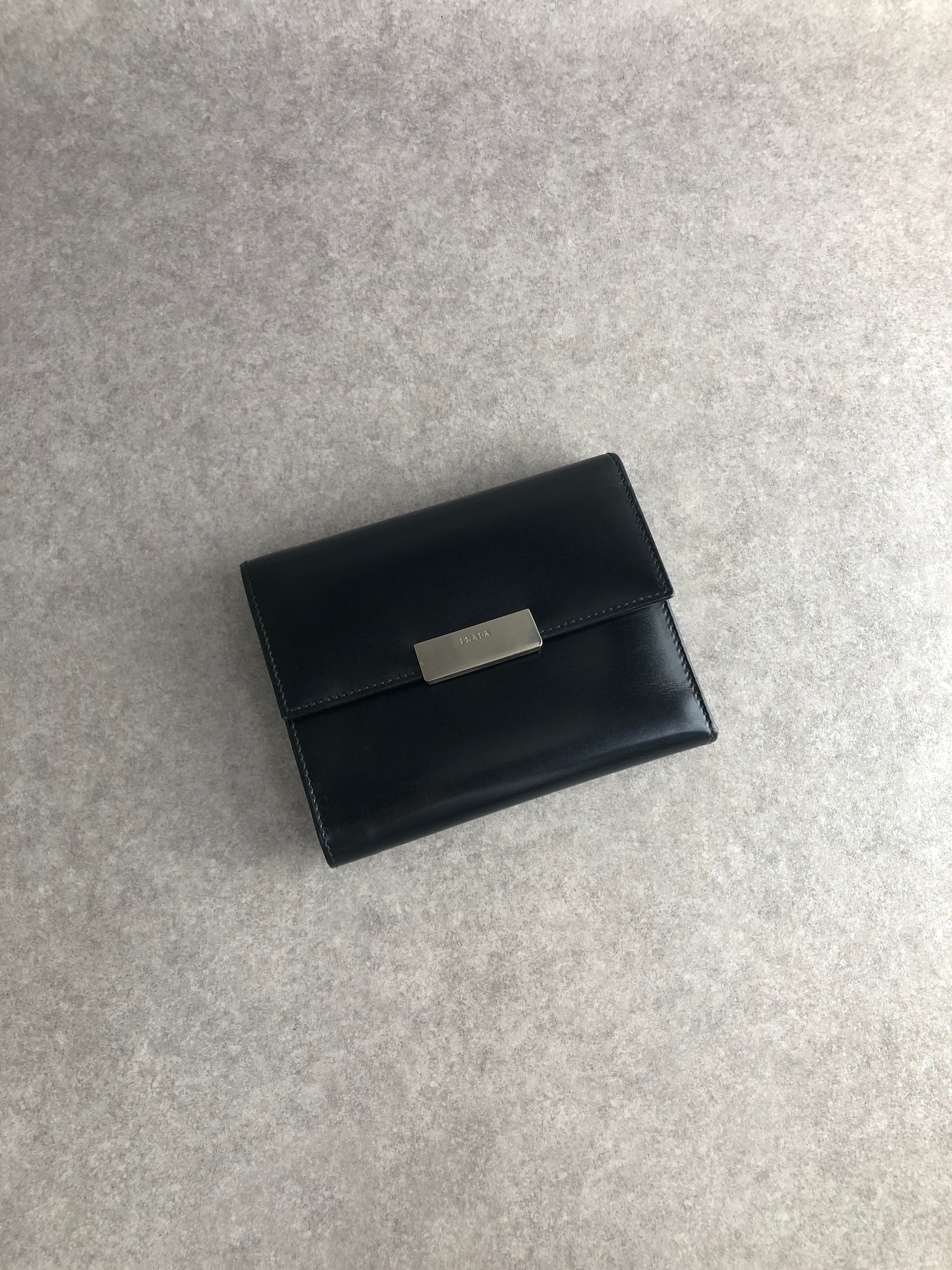 PRADA プラダ 財布 ブラック ロゴ レザー 二つ折り財布 vintage ヴィンテージ オールド j6jr5n