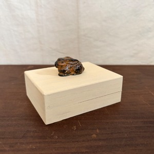 tsuitachiの木箱・陶器のウサギ