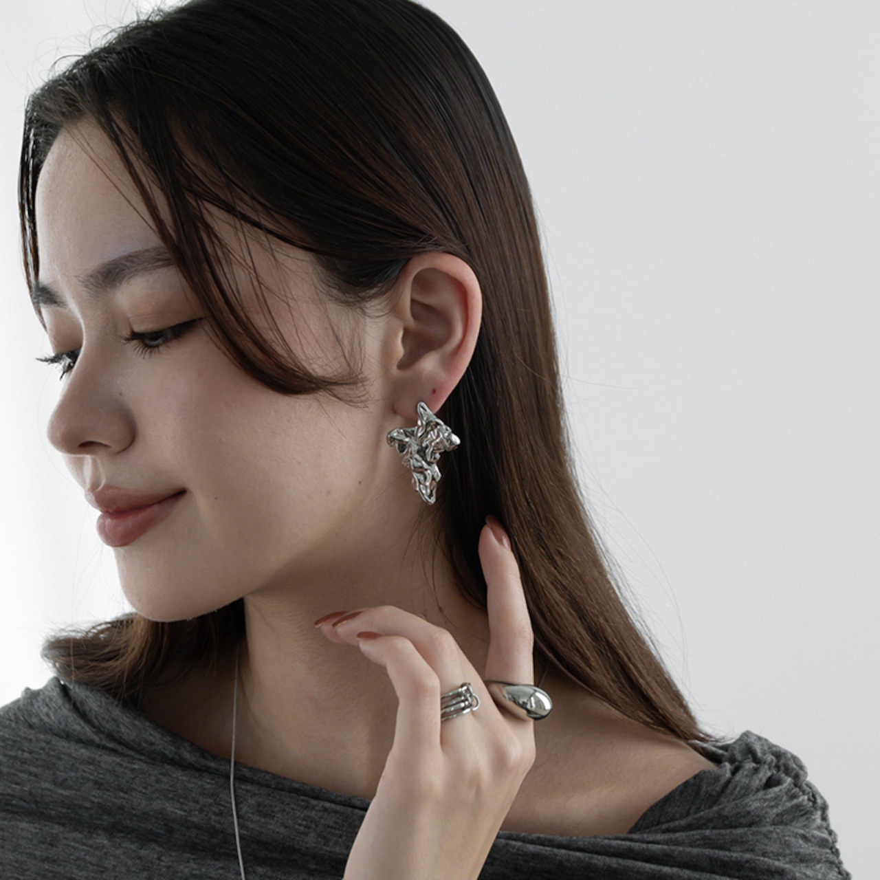 【ネコポス便】ピアス ニュアンスプレートメタルピアス 大きめ インパクト 軽い 金属アレルギー サージカルステンレス 金アレ対応 レディース シルバー カジュアル オシャレ 大ぶり 2318