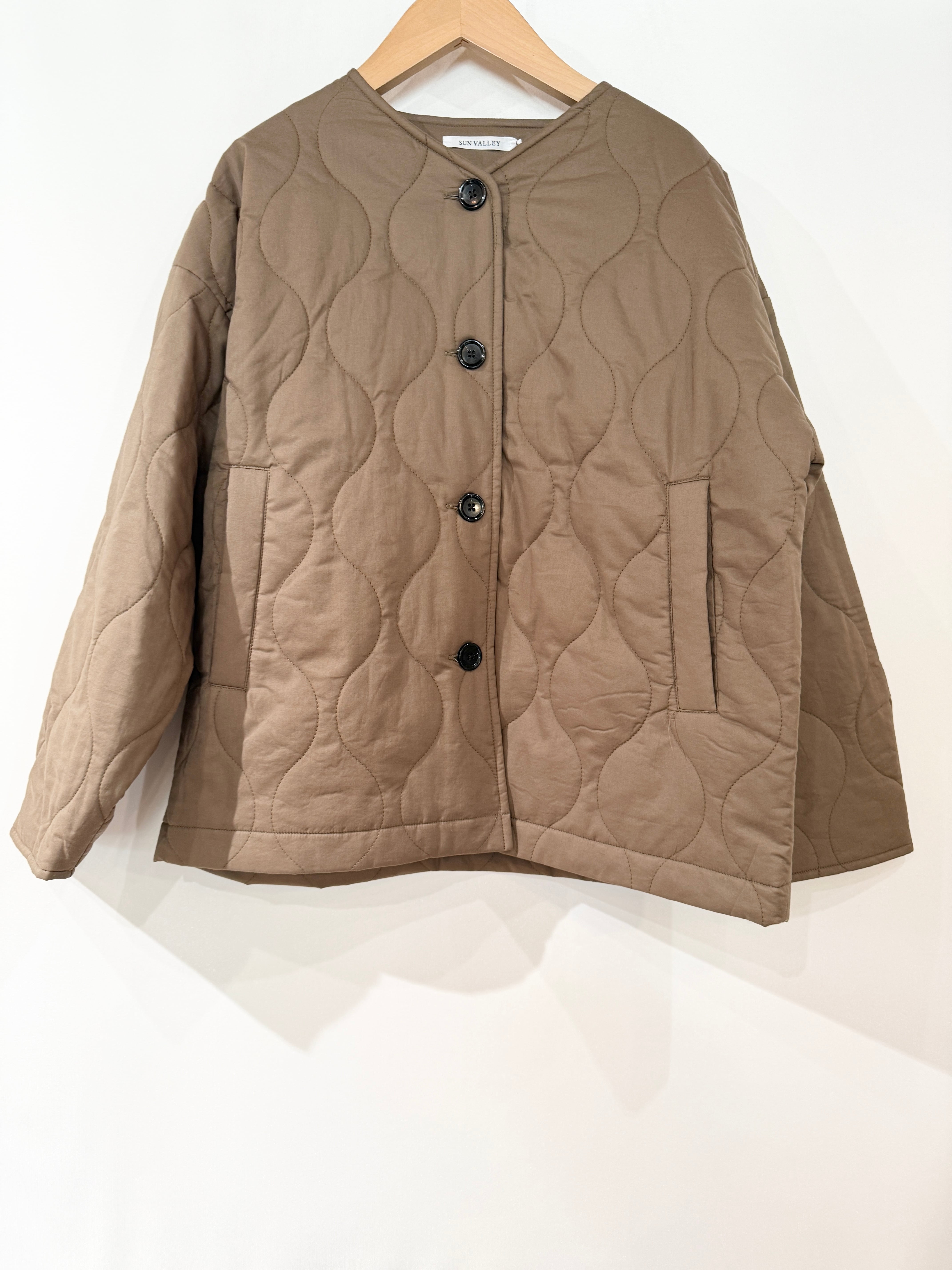 送料無料:SANVALLEY/ コットン ローン 中わた キルティング ノーカラー ジャケット カーキ