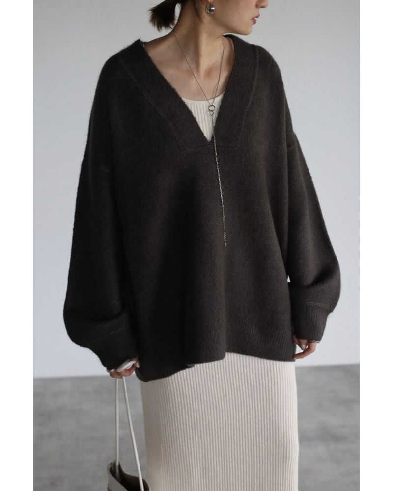 ディープVネックニット