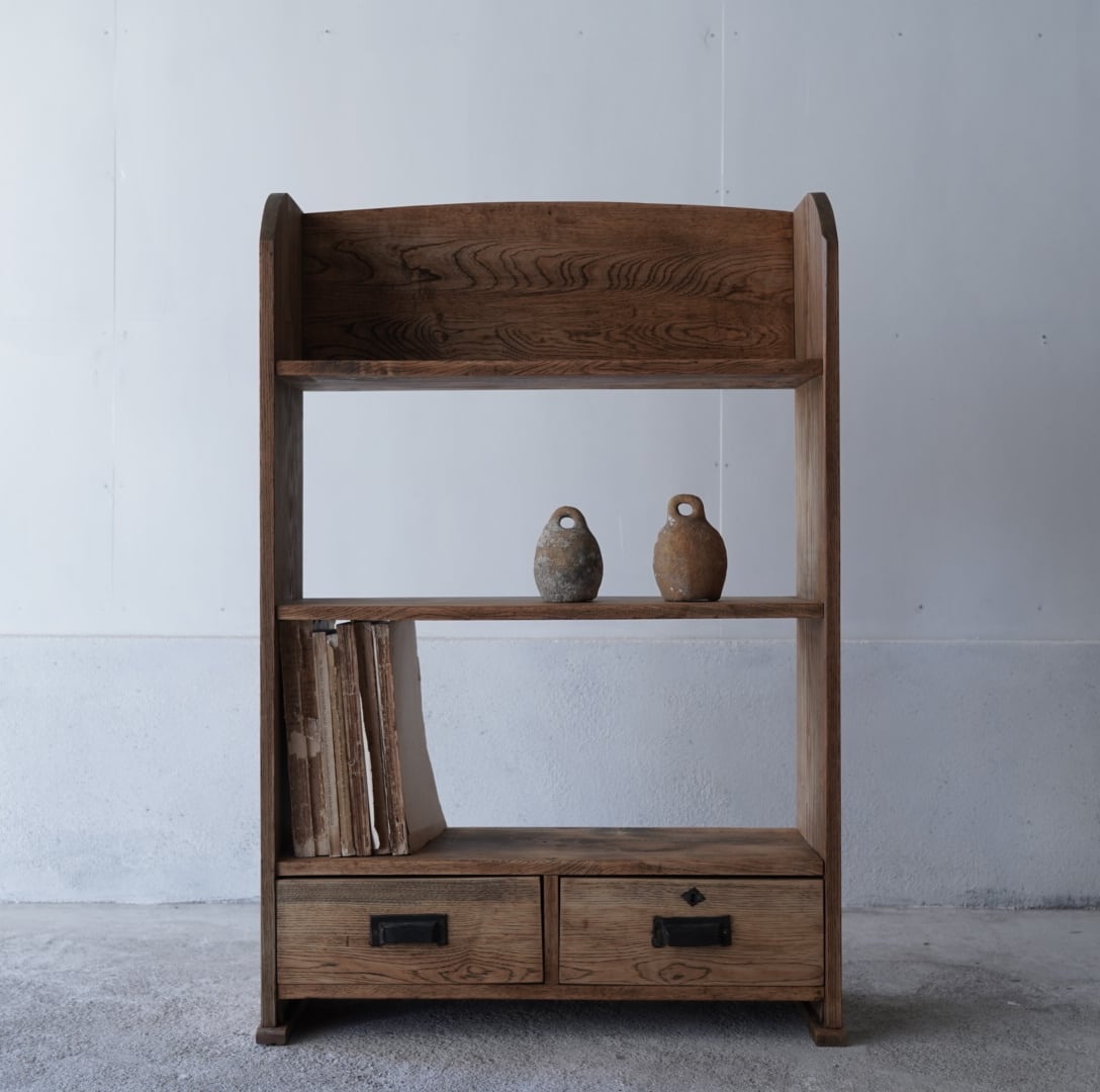 引き出しのついた木製棚