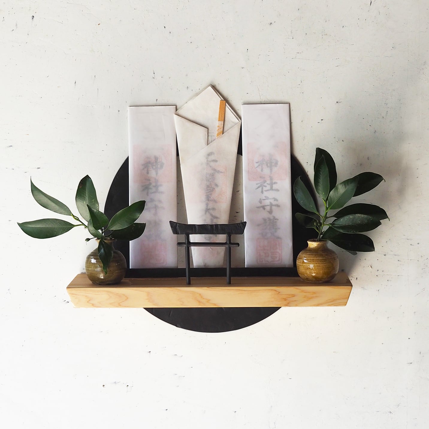 アイアンの神棚【 鉄の輪 × ひのき + 鍛鉄の鳥居 】 鉄とヒノキ無垢材