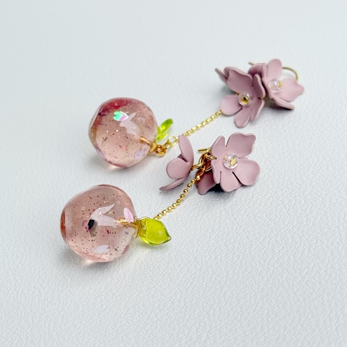 小さな桜リンゴのミニチュアピアス　イヤリング