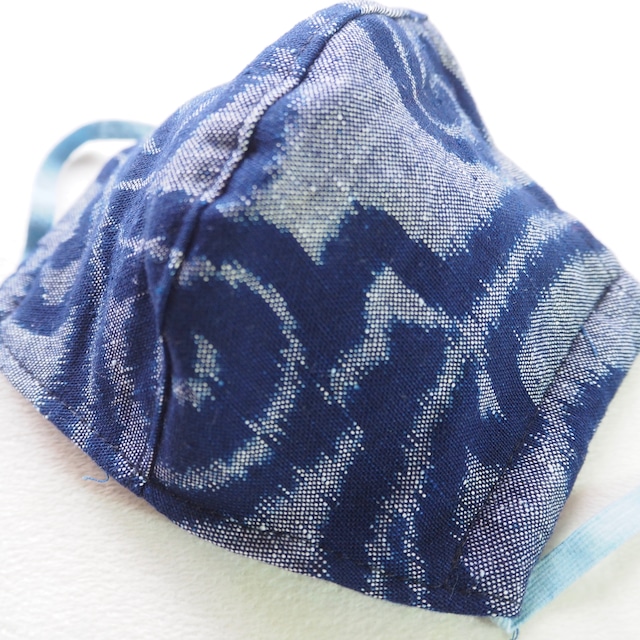 藍染め手織りかすり　4 層仕立て 快適サラサラマスク（唐草文様）