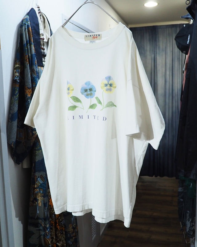 1990s ” Limited - Made in USA ” Beautiful Pansy Flower printed White SS Tee