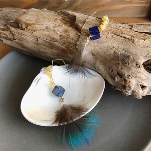 ピーコックフェザーとラピスラズリのピアス