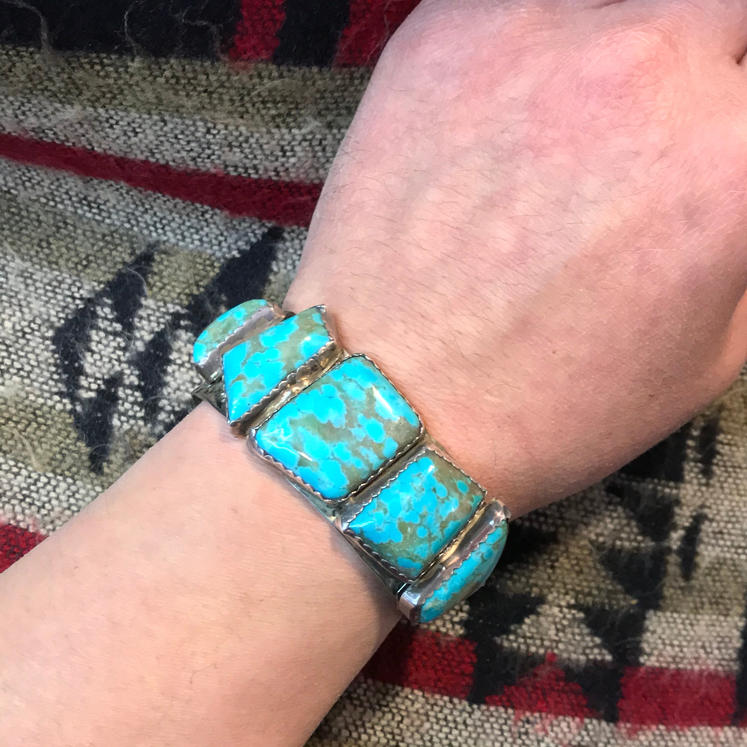 週末限定タイムセール インディアンジュエリー ナバホ族 Alvin Todacheene作 ターコイズマウンテン ターコイズ付き スタンプワーク バングル Fucoa Cl 週末限定タイムセール インディアンジュエリー ナバホ族 Alvin Todacheene作 ターコイズマウンテン ターコイズ付き スタンプワーク バングル Fucoa Cl