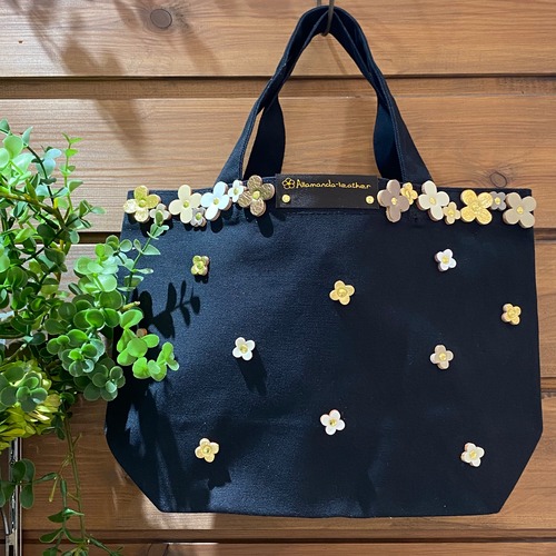 【オンライン限定価格￥3,960→￥2,970】ラインフラワーランチトート(花色ブラウン）