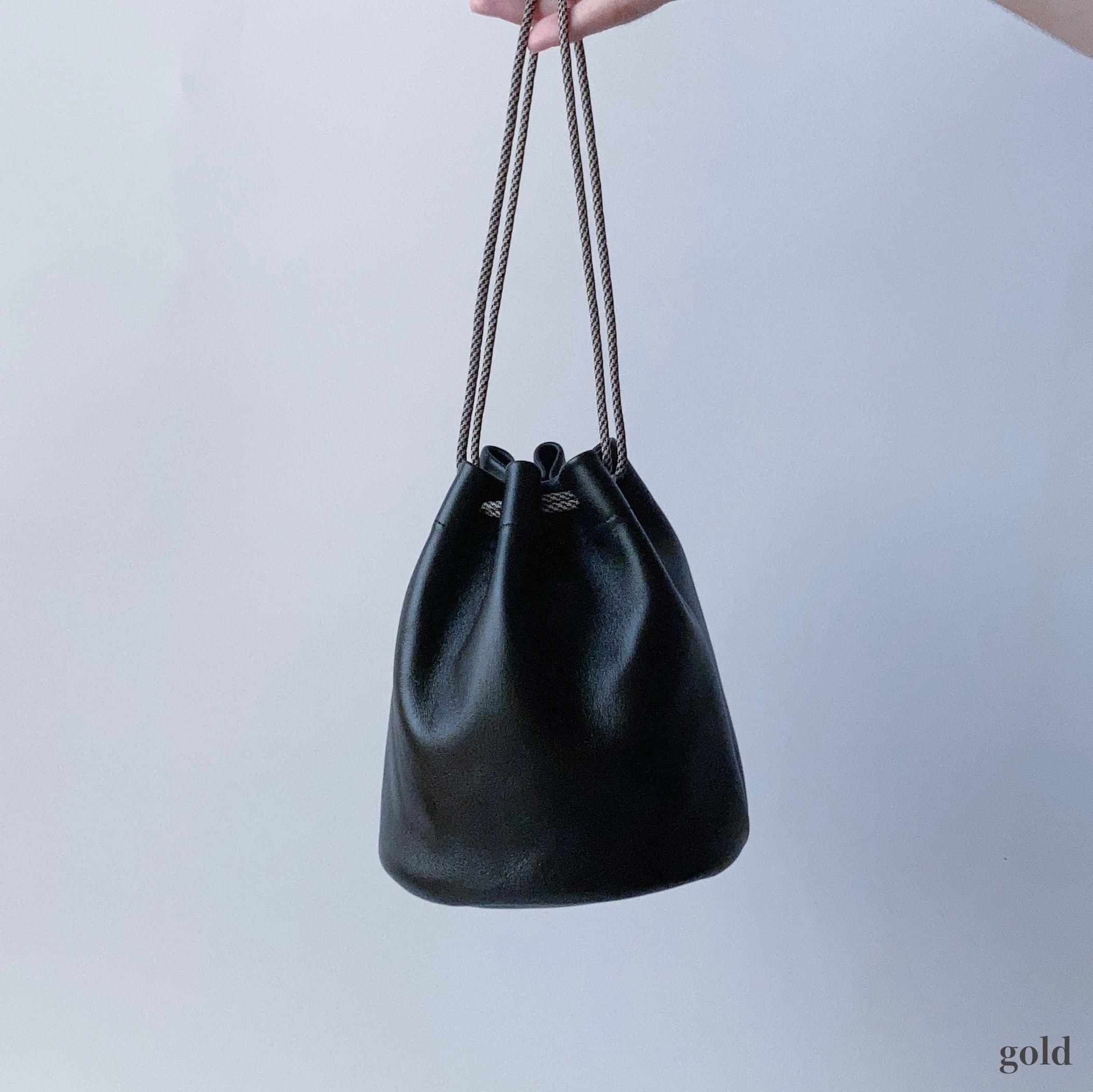 デコルテアクセサリー　kinchaku bag 巾着バッグ 巾着バッグ Kinchaku bag (black) | tomorka | 和歌山