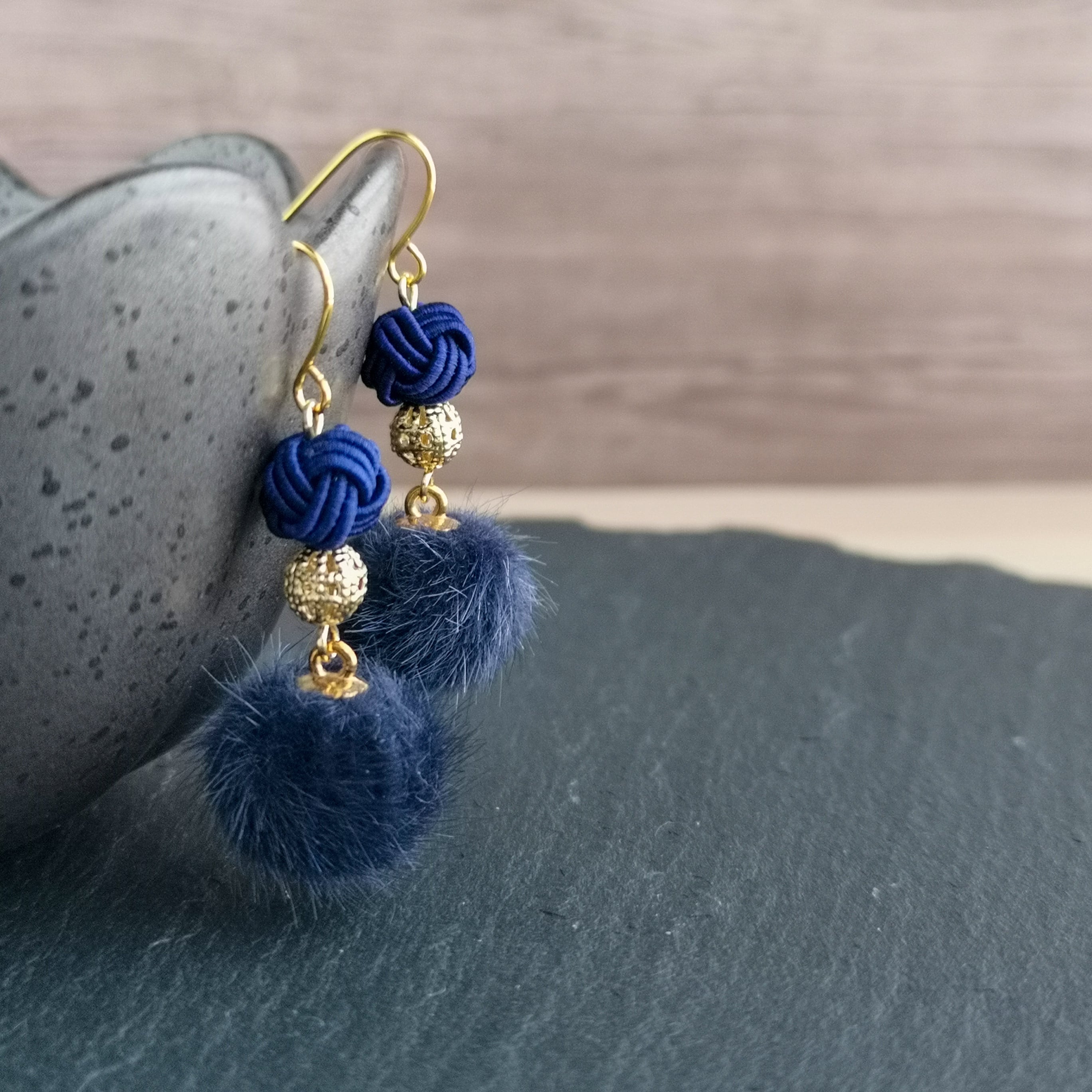 ✾藍色×ネイビー✾玉結びとフェイクファーのピアス/水引ピアス